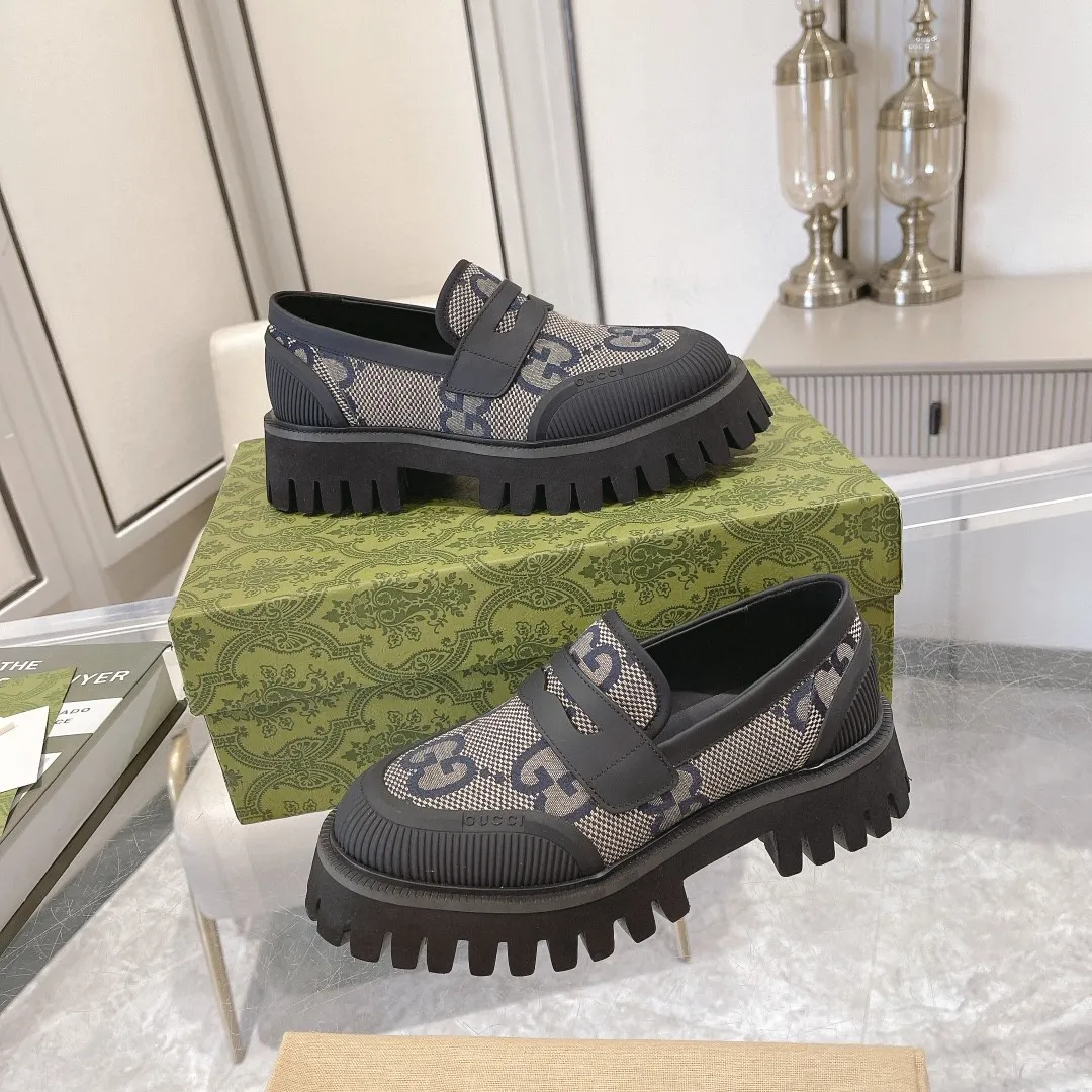 👟👟Ex-factory price 520👟👟 New GG loafers for spring and autumn. Gucci shoes cleverly use unique design elements to inject fresh vitality into the collection design. Crafted from camel and ebony GG canvas, these stylish unisex loafers feature a new interpretation of the brand's classic monogram pattern for the new season. Camel and ebony GG canvas/imported silk cowhide surface, imported silk cowhide lining, same style for men and women, black leather and rubber piping, EVA rubber sole, low heel, 4.5cm heel height, female size: 35#~42#, male size: 39#~47#, Italian creation